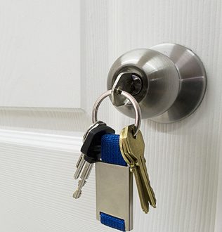 cerradura de puerta con llaves colgando